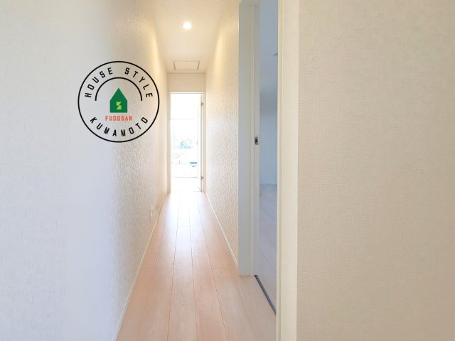 菊池市泗水町吉富第8₋3棟(3号棟)の内観：施工例|平屋はワンフロアしかないため、部屋と部屋の距離が近くなります。 生活音の緩衝材として廊下を活用するのがおすすめです。