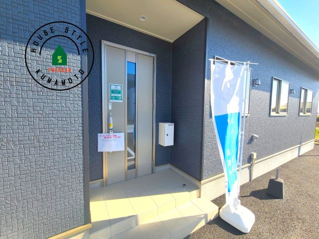 菊池市泗水町吉富第8₋3棟(3号棟)の外観：施工例|地盤調査済 / 玄関へ向かうまでのアプローチに漂う上質が期待感をもたせます。玄関は建物の顔。落着きを醸し出した自己主張が心に訴えてきます。