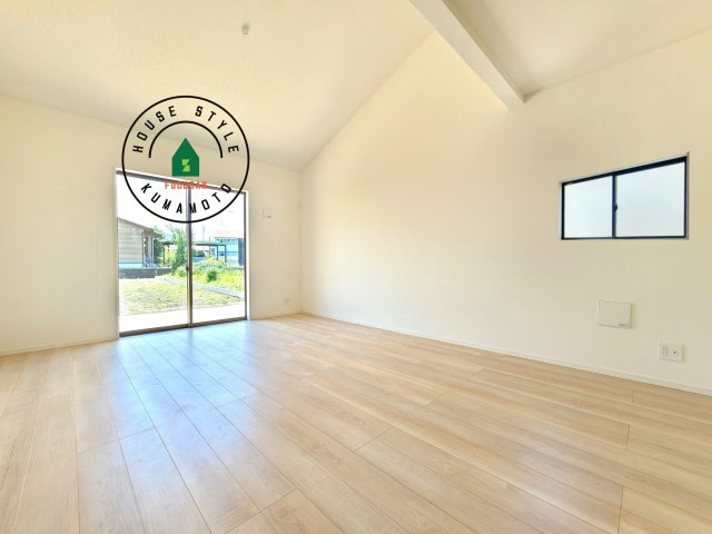 菊池市泗水町吉富第8₋3棟(3号棟)の内観：施工例|リビングにいるお子様と会話をしながら家事ができるカウンターキッチン。いま手があいているか、忙しそうなのか相手の様子を伺いながらコミュニケーションをとる訓練にもなります。