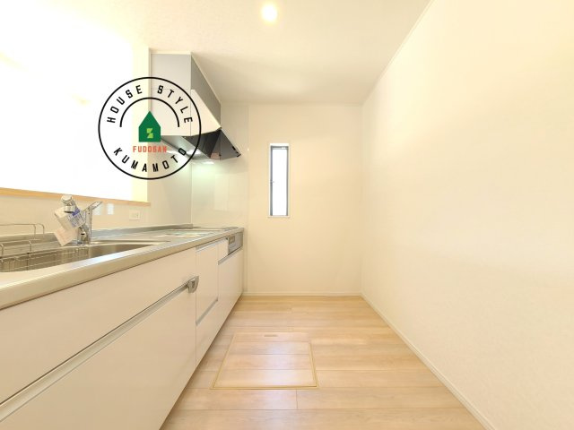 菊池市泗水町吉富第8₋3棟(3号棟)の内観：施工例|明るいキッチン作業スペースを多くとりました。ご夫婦でキッチンに立っても調理がしやすい広さです。食器類もすっきりと片付く収納は魅力的です。