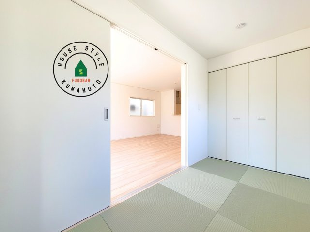 菊池市泗水町吉富第8₋3棟(3号棟)の内観：施工例|和室を上手に活用すると暮らし方の幅が広がります。例えば普段は開け放して、子供の小さいうちはお昼寝や遊びのスペースに。畳はソフトなので転んでもケガをしにくく安心です