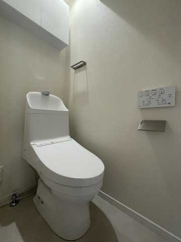 【トイレ】 | ダイナコート高宮 | 冬は便座も温水も温かく快適なシャワー付トイレ。上部には収納を設置◎