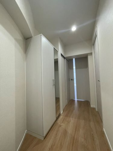 【玄関】 | ダイナコート高宮 | 玄関には収能力の高いシューズボックスと姿見までセットされています