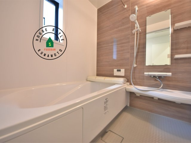 菊池市泗水町吉富第8₋3棟(1号棟)の内観：施工例|浴室は一日の疲れを癒す場所だから、家族みんながゆったりできる快適設計。追い炊き機能付きオートバス。安定した温度で、いつでも快適に入浴できます。