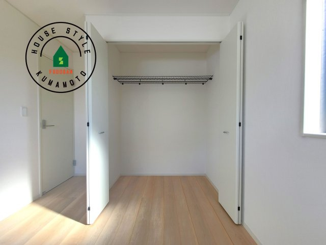 菊池市泗水町吉富第8₋3棟(1号棟)の内観：施工例|壁面クローゼットのメリットは、衣類が横一列に並ぶためひと目で洋服が選びやすいこと。衣類をたくさんお持ちの方も、限られたスペース内に無理なく収納することができます。