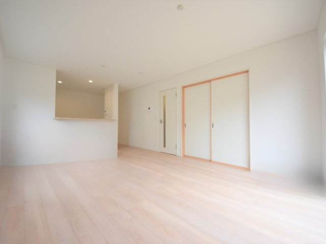 菊池市泗水町吉富第8₋3棟(1号棟)の内観：施工例|リビングにいるお子様と会話をしながら家事ができるカウンターキッチン。いま手があいているか、忙しそうなのか相手の様子を伺いながらコミュニケーションをとる訓練にもなります。