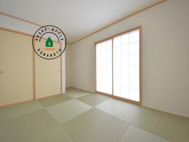 菊池市泗水町吉富第8₋3棟(1号棟)の内観：施工例|和室を上手に活用すると暮らし方の幅が広がります。例えば普段は開け放して、子供の小さいうちはお昼寝や遊びのスペースに。畳はソフトなので転んでもケガをしにくく安心です