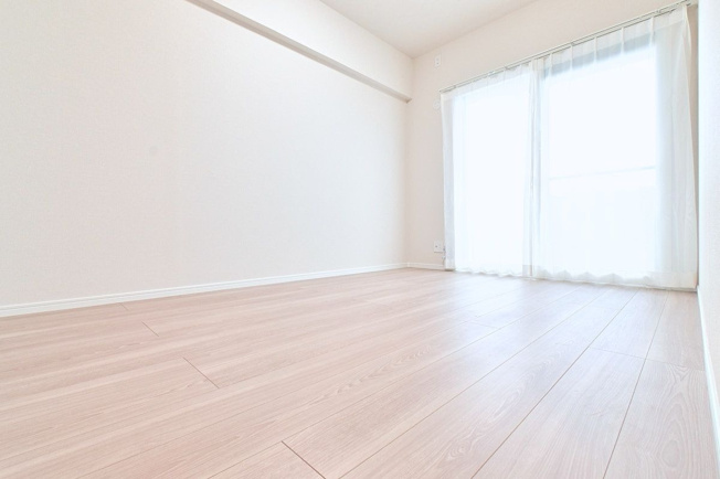 【洋室】 | ベルヴィ香椎十番館 | 5.5帖の洋室。洋室は明るく採光がとれ、大容量のウォークインクローゼットがあります