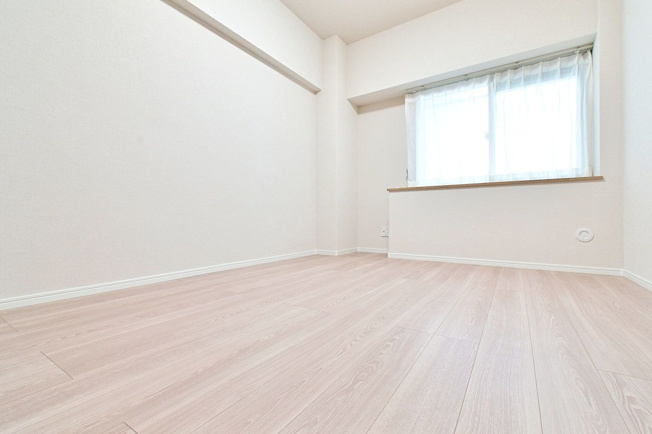 【洋室】 | ベルヴィ香椎十番館 | 6.4帖の洋室。玄関から入ってすぐなので独立性が高く広々としたお部屋です