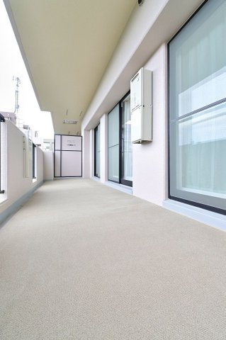 【バルコニー】 | ベルヴィ香椎十番館 | 南向きの大型バルコニーは陽当り良好で、たっぷりのお洗濯物もよく乾きます