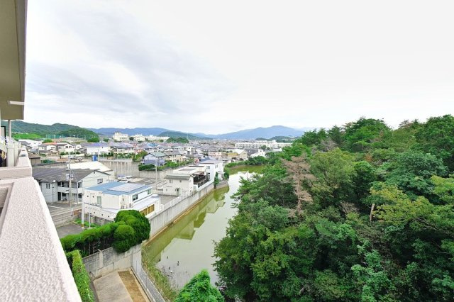 【展望】 | ベルヴィ香椎十番館 | バルコニーからの気持ちのいい眺望。前面遮蔽物がないので開けた景色が広がり、毎日大きな空を眺められます