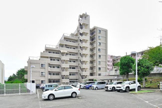 【外観】 | 舞松原駅まで徒歩2分の好立地。スーパーも近くにあります。駐車場もあるので車をお持ちの方でも安心です