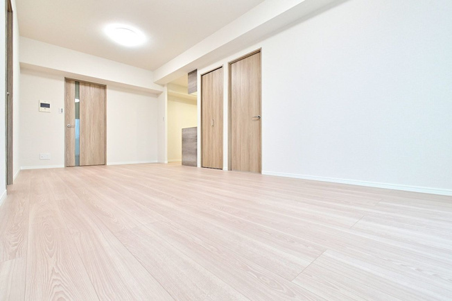 【居間・リビング】 | ベルヴィ香椎十番館 | 約14帖のリビングは広く落ち着く空間になっており、お好きなレイアウトを楽しめます