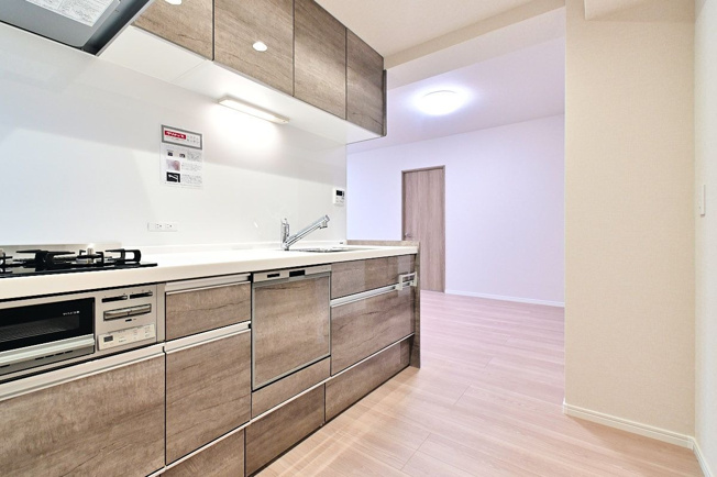 【キッチン】 | ベルヴィ香椎十番館 | シンプルで機能的なシステムキッチン。引出や吊戸棚など収納が充実しています。食洗機付きで後片付けも楽々