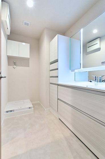 【独立洗面台】 | ベルヴィ香椎十番館 | 洗面所は鏡裏、洗面台下部、リネン庫、洗濯機置場上部など収納スペースがたっぷり設けられています