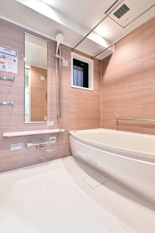 【浴室】 | ベルヴィ香椎十番館 | 浴室に窓がついてるので換気がしやすくカビ対策に有効です。もちろん浴室乾燥機も搭載しております