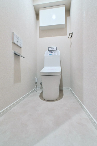 【トイレ】 | ベルヴィ香椎十番館 | 冬は便座も温水も温かく快適なシャワー付トイレ。上部には収納を設置◎