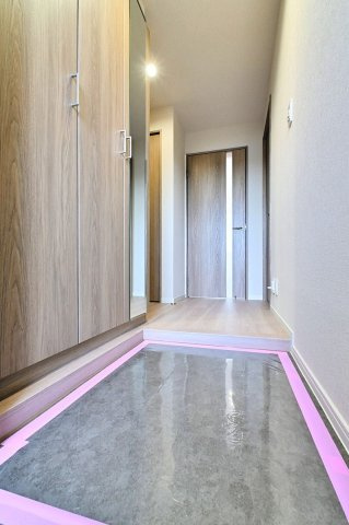 【玄関】 | ベルヴィ香椎十番館 | 収納力に優れた玄関でいつでも片付いた状態でお客様を迎えられます