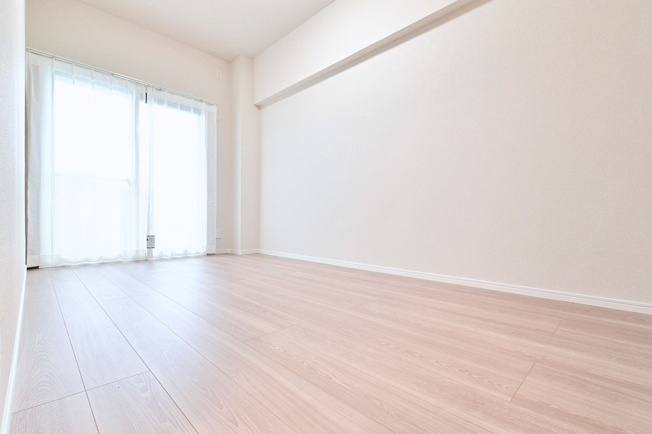 【洋室】 | ベルヴィ香椎十番館 | 6.3帖の洋室。バルコニーに面した明るい洋室で換気や採光ばっちりです