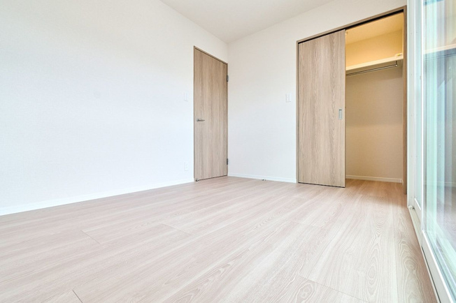 【収納】 | エンゼルハイム春日グランコート | ウォークインクローゼット。季節物の洋服や、普段使いの鞄を収納したり多様な使い方ができます