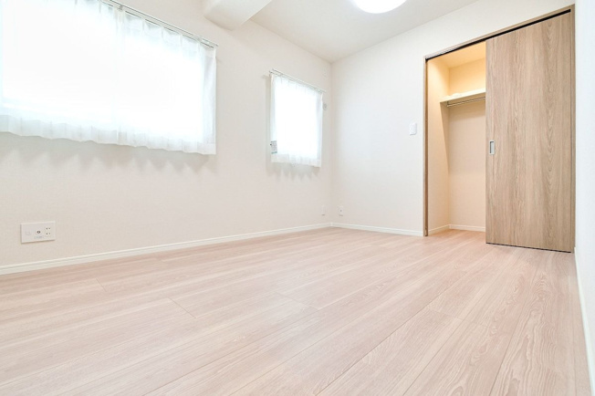 【洋室】 | エンゼルハイム春日グランコート | 5.6帖の洋室も収納スペースがたっぷりあるので、部屋を広々と使えてストレスなく過ごせます