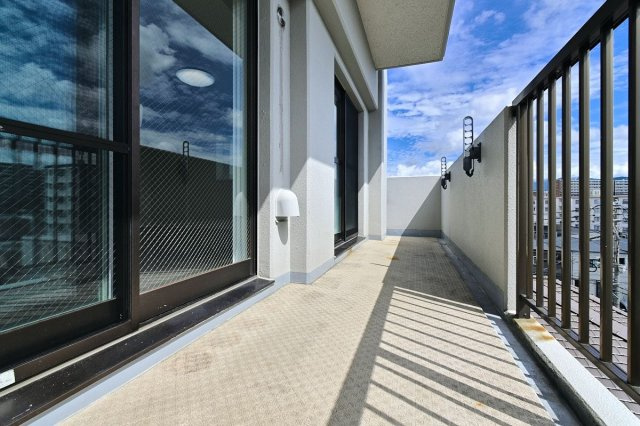 【バルコニー】 | エンゼルハイム春日グランコート | 南向きの大型バルコニーは陽当り良好で、たっぷりのお洗濯物もよく乾きます