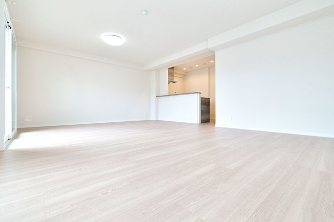 【居間・リビング】 | エンゼルハイム春日グランコート | 約22帖の広々としたLDKは2面採光で明るく、ご家族みんなで過ごす空間をより居心地良くしてくれます