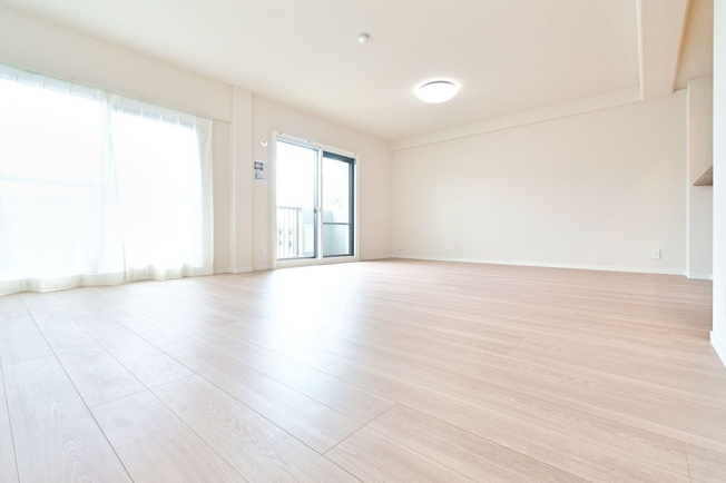 【居間・リビング】 | エンゼルハイム春日グランコート | 広々としたLDKは家族皆の快適空間です。お食事したりお喋りしたり、家族の絆を育むセントラルスペース