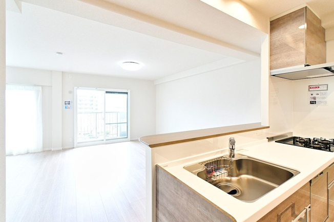 【キッチン】 | エンゼルハイム春日グランコート | お料理をしながら会話を楽しめるカウンターキッチンです。食洗機付きで後片付けも楽々