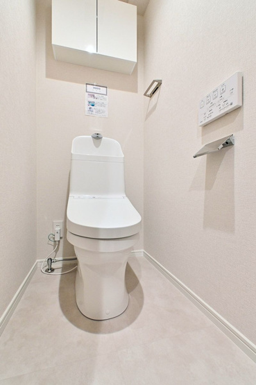 【トイレ】 | エンゼルハイム春日グランコート | 冬は便座も温水も温かく快適なシャワー付トイレ。上部には収納を設置◎