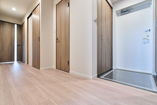 【玄関】 | エンゼルハイム春日グランコート | 収納力に優れた玄関でいつでも片付いた状態でお客様を迎えられます