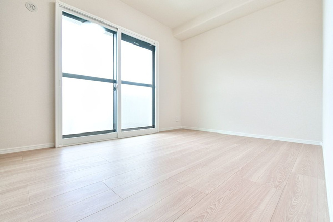 【洋室】 | エンゼルハイム春日グランコート | 5.4帖の洋室は明るく採光がとれ、大容量のウォークインクローゼットがあります