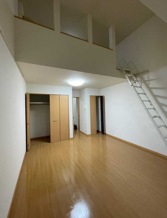 Wise Court　独立洗面台　最上階　オートロックの居間・リビング