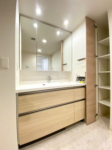 クリーンリバーフィネス琴似ミッドステージの洗面所|洗面室には日用品のストックやタオル類も収納できる棚付き！