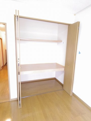 小平市小川町１丁目のアパートの収納