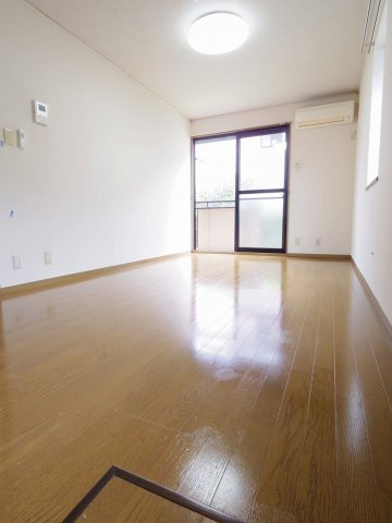 小平市小川町１丁目のアパートの居間・リビング