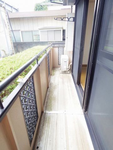 小平市小川町１丁目のアパートのバルコニー