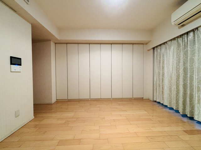 主寝室には壁一面の大型クローゼットがあります