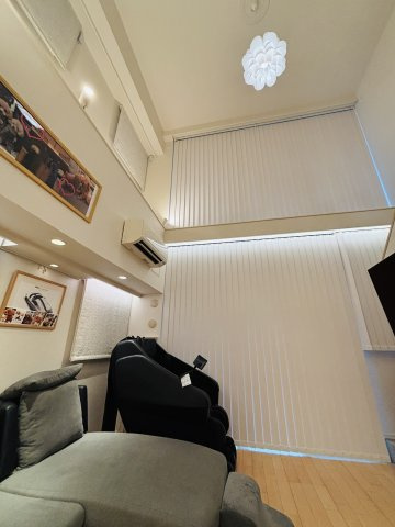 大きな窓のブラインドはリモコン式の自動開閉タイプです。