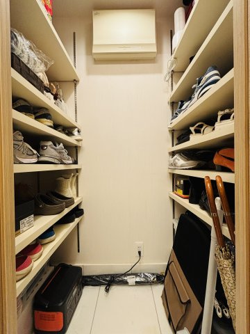 玄関に設置された大型のシューズインクローゼット。