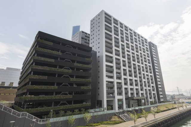 コスモスイニシア旧分譲、総戸数438戸、地上20階建て、全戸数以上の台数の自走式駐車場を備えた大規模レジデンスです。