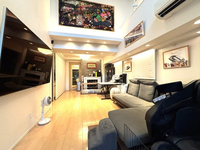 約15.2帖のリビングダイニング。最大天井高約5,300ｍｍ。リビングには床暖房がございます。