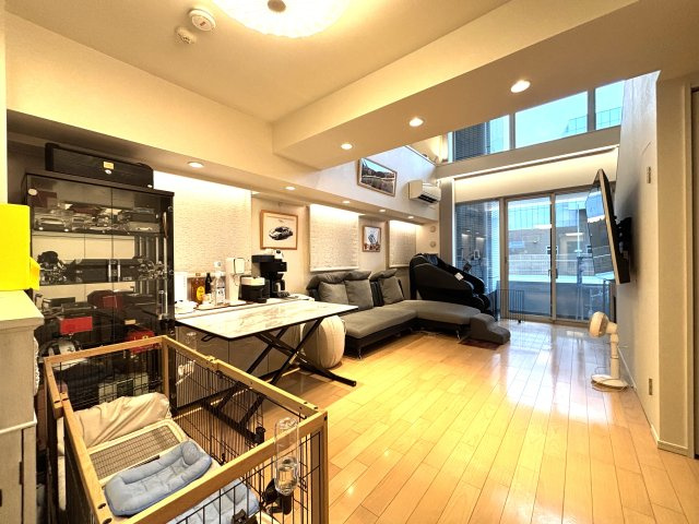 大きな窓から明るい光が差し込みます。