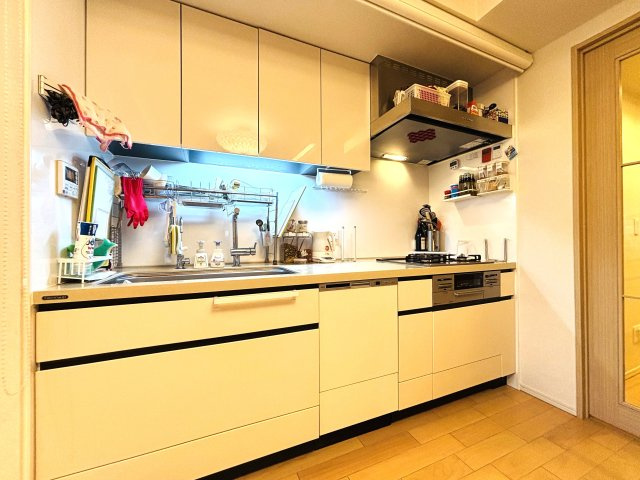 シンプルで使い勝手の良いシステムキッチン。