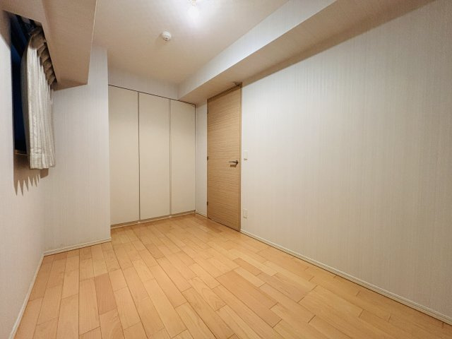 1階部分の約5.2帖の洋室。