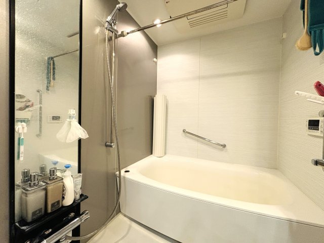 浴室換気乾燥機能付きのバスルーム。