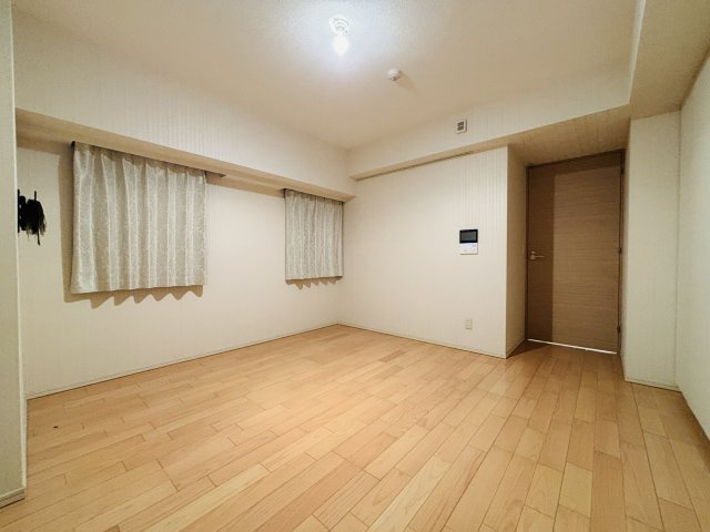 2階の主寝室、約8.8帖の居室