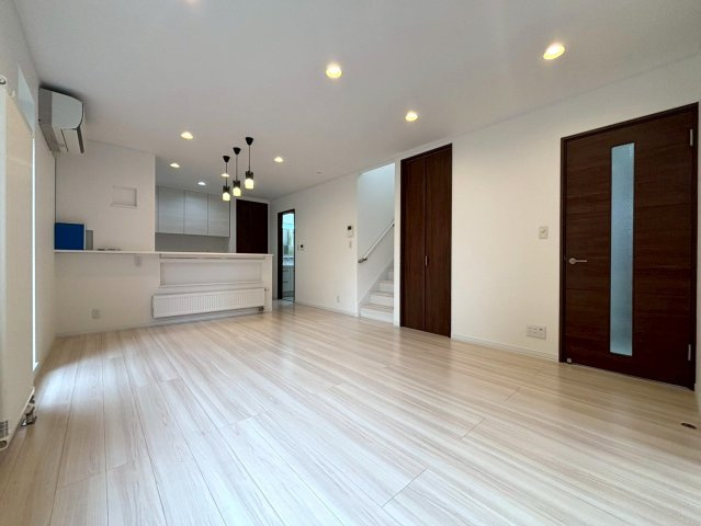 新川西3条4丁目の居間・リビング|リビングエアコン付きで季節を問わず快適にお過ごし頂けます！