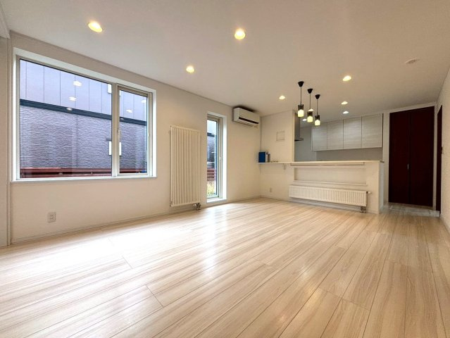 新川西3条4丁目の居間・リビング|リビング別角度！キッチン・給湯・暖房は都市ガスで経済的♪