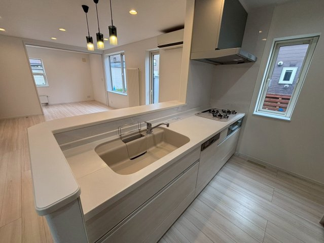 新川西3条4丁目のキッチン|開放感のある対面式キッチンは窓付きで明るい光が溢れます◎